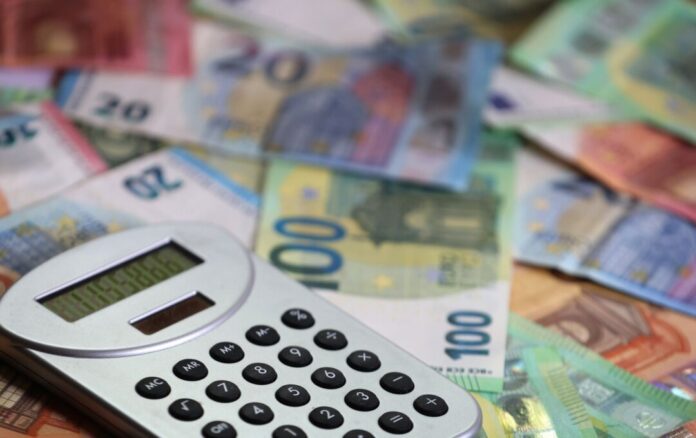 Kommunale Haushalte Die Kämmerer der Städte und Gemeinden in Nordrhein-Westfalen müssen schon längst genau rechnen und einsparen, um die Löcher zu stopfen. (Symbolbild)