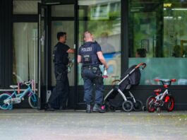 Mann mit Messer vor Kita – Motiv weiter unklar Die Polizei schoss auf einen Mann mit einem Messer.