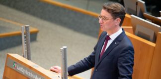 Landesregierung nutzt für Texte auch KI – aber in Grenzen Ministerpräsident Hendrik Wüst (CDU) bei einer Rede im Landtag (Archivfoto)
