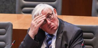Pflegereform: Laumann pocht auf faire Löhne Dass Pflegepersonal nach Plänen der Bundesregierung künftig nicht mehr grundsätzlich nach Tarif bezahlt werden muss, bereitet Nordrhein-Westfalens Gesundheitsminister Karl-Josef Laumann (CDU) Kopfzerbrechen. (Archivbild)