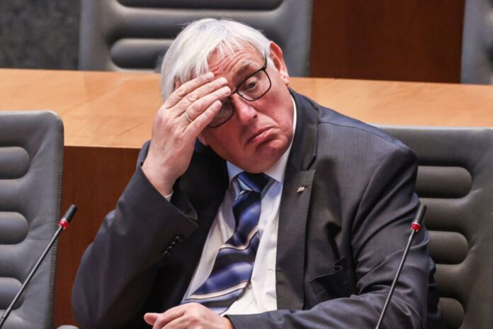 Pflegereform: Laumann pocht auf faire Löhne Dass Pflegepersonal nach Plänen der Bundesregierung künftig nicht mehr grundsätzlich nach Tarif bezahlt werden muss, bereitet Nordrhein-Westfalens Gesundheitsminister Karl-Josef Laumann (CDU) Kopfzerbrechen. (Archivbild)
