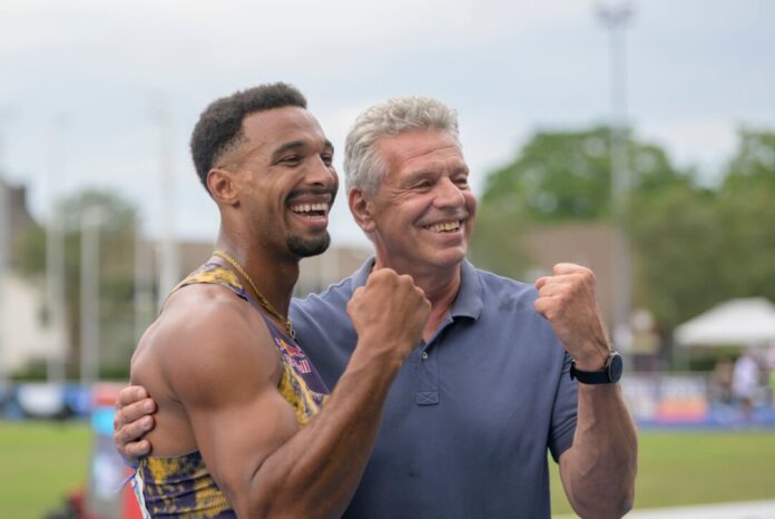 Leichtathletik: Mehrkampf-Meeting Zeigten beide Muckis: Zehnkampf-Weltmeister Leo Neugebauer (l) und der frühere deutsche Rekordhalter Jürgen Hingsen.