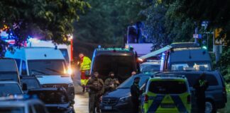 SEK-Einsatz in Dortmund: Schütze ergibt sich der Polizei Auch ein Spezialeinsatzkommando (SEK) rückte an.