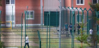 17 pensionierte Polizisten helfen in Abschiebegefängnis aus Insassen der Abschiebehaftanstalt Büren auf dem Freigelände (Archivfoto)