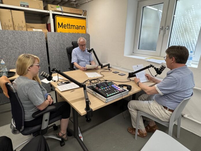 dme07-Miriam Karoui (Kreisarchiv), hinter dem Tisch Kreisarchivar Joachim Schulz-Hönerlage und vorne der Haaner Stadtarchivar Frieder Mari-Zeller. Foto: Kreis Mettmann Miriam Karoui (Kreisarchiv), hinter dem Tisch Kreisarchivar Joachim Schulz-Hönerlage und vorne der Haaner Stadtarchivar Frieder Mari-Zeller. Foto: Kreis Mettmann