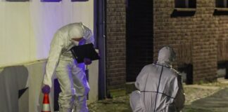 Polizist erschießt mit Messer bewaffneten Mann Beamte der Spurensicherung in Spurensicherungsanzügen begutachten den Tatort.