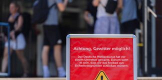 Schwülheißes Wetter mit Unwettern in Nordrhein-Westfalen Die Stadt Köln weist am Eingang zum Stadionbad mit einem Aufsteller auf ein mögliches Gewitter hin. Hitze und Gewitter sind für NRW vorhergesagt.