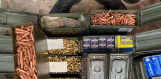 Ermittler entdecken Waffen versteckt in Tierfutter Ermittler sind in Düren auf ein Waffenlager gestoßen. (Handout)