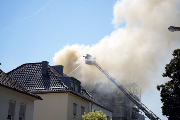 Dachstuhlbrand in Mönchengladbach - Haus unbewohnbar Nach dem Dachstuhlbrand in Mönchengladbach ist das Haus unbewohnbar.