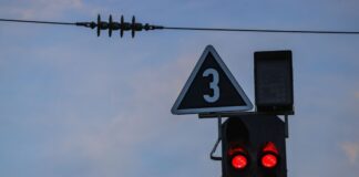 Blitzeinschlag bei der Bahn: Weiter Störung in Düsseldorf Ein Blitzeinschlag sorgt für Probleme auf der Bahnstrecke zwischen Düsseldorf und Duisburg. (Symbolbild)