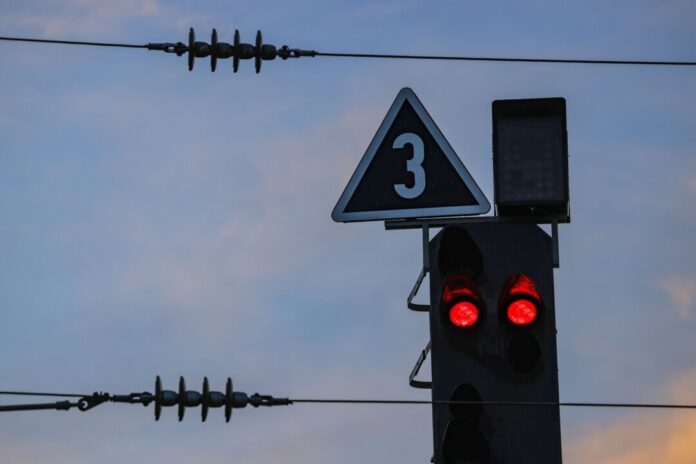 Rotes Signal Ein Blitzeinschlag sorgt für Probleme auf der Bahnstrecke zwischen Düsseldorf und Duisburg. (Symbolbild)