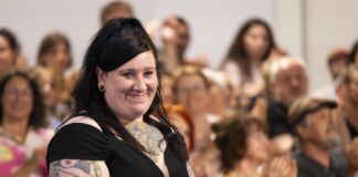 «Unübertrefflich» – Lena Schätte gewinnt 50. Bachmann-Preis Die Autorin war zunächst überwältigt von ihrem Wettbewerbs-Erfolg.