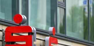 Rätsel um Bohrgeräusche in Sparkasse – Polizei rückt aus Angebliche Bohrgeräusche in der Sparkassenfiliale riefen die Polizei auf den Plan. (Symbolbild)