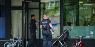 Mit Messer vor Kita: Ermittler gehen von Suizidversuch aus Die Polizei schoss auf einen Mann mit einem Messer.