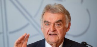 Reul: 700.000 Einsatz-Stunden für Polizei wegen Fußball Innenminister Herbert Reul (CDU) fordert ein anderes Vorgehen gegen gewalttätige Fußballfans. (Archivfoto)