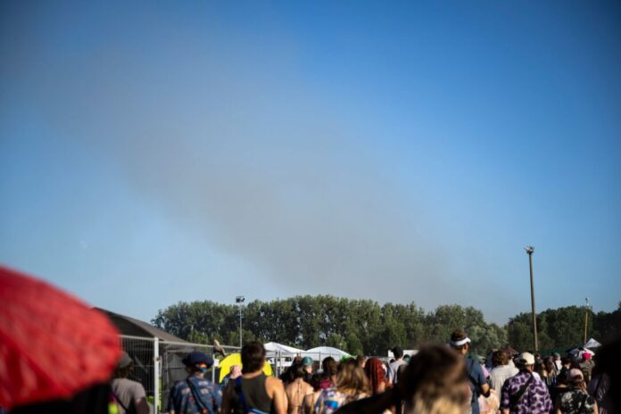 Fusion-Festival wegen Brand unterbrochen Am Donnerstagabend stieg eine Rauchsäule unweit des Geländes des Festivals Fusion in die Luft.