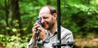 Mit Zollstock und Kompass: Wie der Wald vermessen wird Keding prüft mit einem speziellen Gerät, welche Bäume innerhalb eines festgelegten Winkels stehen und somit für die Stichprobe erfasst werden.