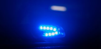 Autos stoßen auf Kreuzung zusammen – drei Schwerverletzte Die Rettungskräfte wurden von zahlreichen Schaulustigen behindert. (Symbolbild)
