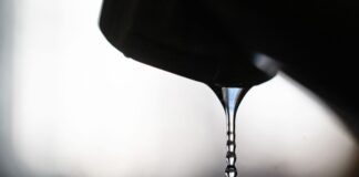 Rasensprenger-Verbote in OWL: Geht uns das Wasser aus? Trinkwasser soll in vier Gemeinden im Nordosten NRWs nur noch zum Kochen, Trinken sowie zum Duschen und Waschen verwendet werden.