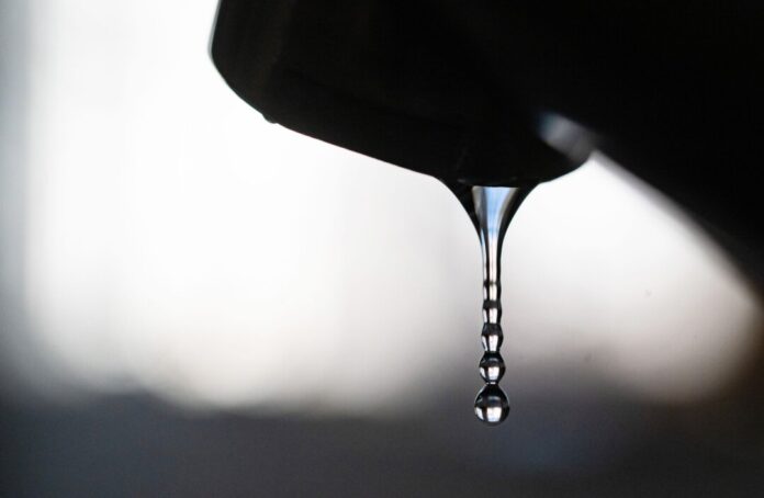 Trinkwasser wird knapp: Strenge Regeln in vier OWL-Kommunen Trinkwasser soll in vier Gemeinden im Nordosten NRWs nur noch zum Kochen, Trinken sowie zum Duschen und Waschen verwendet werden.