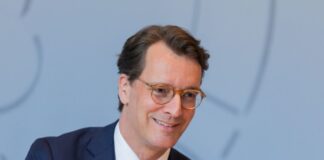 Wüsts Feierabend-Ritual: Anzug aus, Pullover an Ministerpräsident Hendrik Wüst (CDU) hat in einem Podcast sein Feierabend-Ritual verraten. (Archivfoto)