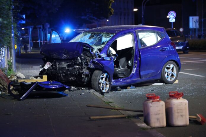 Auto prallt gegen Hauswand – Zwei Tote in Wuppertal Zwei Männer kamen bei dem Unfall ums Leben.