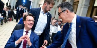 Bund und Länder sehen Fortschritte bei Staatsmodernisierung NRW-Ministerpräsident Hendrik Wüst und sein Stuttgarter Amtskollege Cem Özdemir beim Zwischenfazit zur Staatsmodernisierung in Berlin.