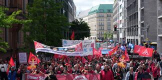 Bangen um Jobs treibt Tausende Stahlarbeiter auf die Straße Nach Angaben der IG Metall beteiligten sich in Berlin rund 1.700 Beschäftigte aus mehr als 40 Betrieben.