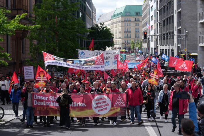 Kundgebung der IG Metall für die Zukunft der Stahlindustrie Nach Angaben der IG Metall beteiligten sich in Berlin rund 1.700 Beschäftigte aus mehr als 40 Betrieben.