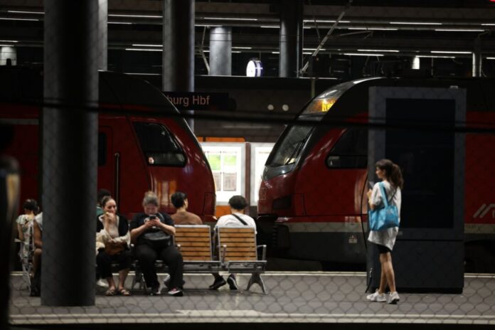 Bahnverkehr wegen Funkstörung bundesweit eingestellt Stundenlang stand der Bahnverkehr still, nun rollen Züge wieder durch NRW.