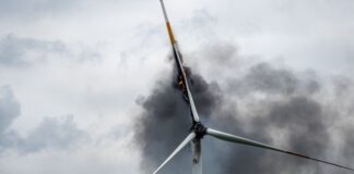 Windrad in Flammen – Bahnstrecke gesperrt Dichte schwarze Rauchwolken über Bönen: Ein Windrad hat Feuer gefangen.