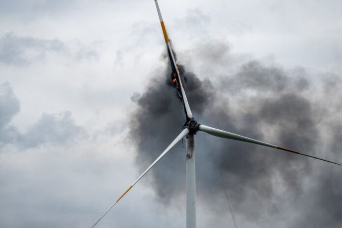 Windrad brennt Dichte schwarze Rauchwolken über Bönen: Ein Windrad hat Feuer gefangen.