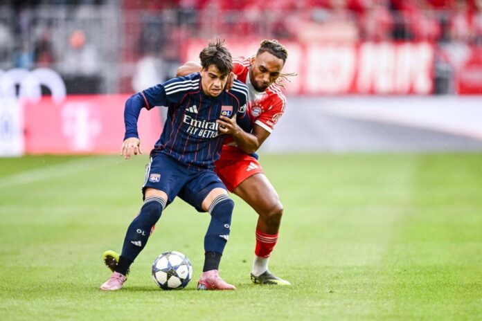 FC Bayern München - Olympique Lyon Lyons Afonso Moreira im Zweikampf mit Bayern Münchens Sascha Boey in einem Testspiel im vergangenen August.