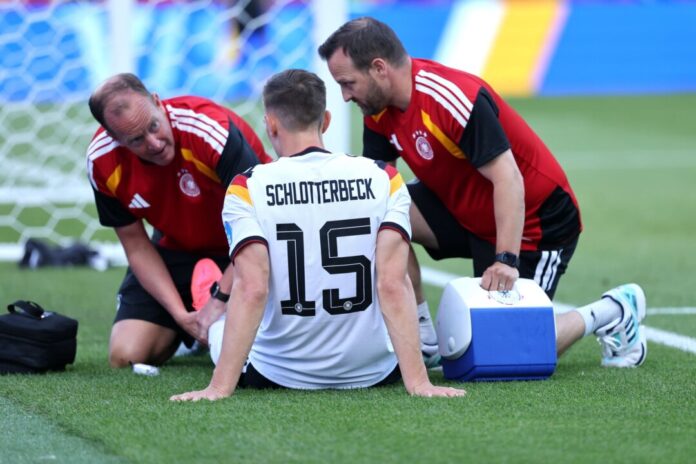 WM 2026 - Deutschland - Elfenbeinküste Nico Schlotterbeck hat sich im WM-Spiel gegen die Elfenbeinküste am Knöchel verletzt.