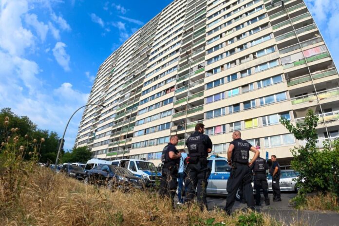 Kontrolle im "Weißen Riesen" in Duisburg Die Hochhäuser in Duisburg gerieten in den vergangenen Jahren wiederholt in die Schlagzeilen.