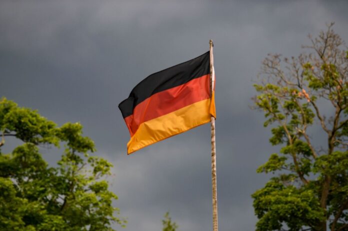 Deutsche Flagge Die deutsche Flagge weht vor dunklen Wolken im Wind. (Symbolbild)