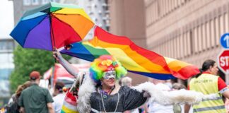 Bunt, laut und friedlich: CSD zieht durch Düsseldorf Buntes Fest für Toleranz und Verständnis - der CSD zog durch Düsseldorf.