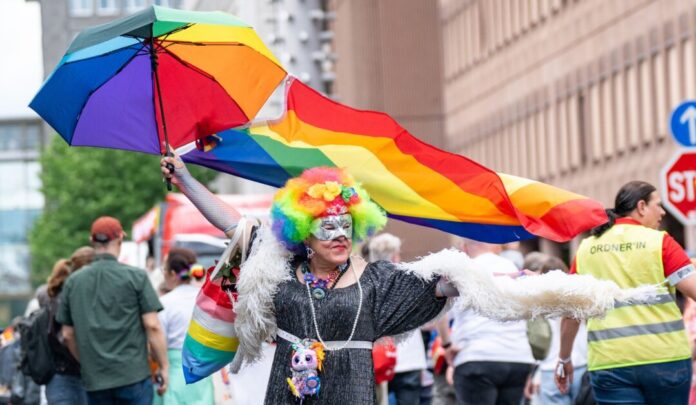 Christopher Street Day mit Straßenfest und Demonstration Buntes Fest für Toleranz und Verständnis - der CSD zog durch Düsseldorf.