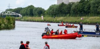Auto stürzt in Hamm in Kanal – Fahrer tot Ein Auto stürzt bei Hamm in den Datteln-Hamm-Kanal - für einen Insassen kommt die Hilfe zu spät.