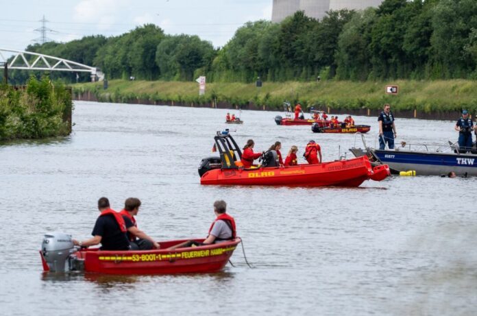 Auto fährt bei Hamm in den Datteln-Hamm-Kanal Ein Auto stürzt bei Hamm in den Datteln-Hamm-Kanal - für einen Insassen kommt die Hilfe zu spät.