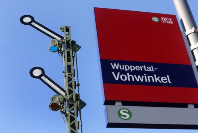 Stellwerk Wuppertal Seit Anfang Februar wird die Strecke von Köln über Wuppertal nach Hagen umfassend saniert. (Archivbild)