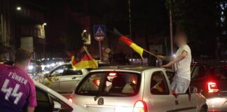 Erneut Trikot mit «Führer»-Aufschrift – Polizei ermittelt Ein Mann mit dem potenziell verfassungswidrigen Aufdruck «Führer» und der Zahl 44 auf dem Trikot - die Polizei ermittelt.