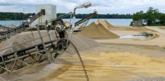 Wie geht es weiter mit dem Kiesabbau am Niederrhein? Über lange Transportbänder wird der Kies transportiert.
