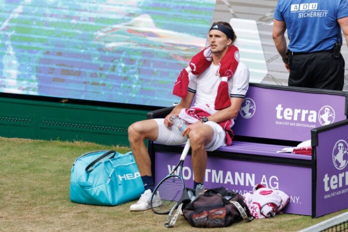 Tennis: ATP-Tour - Halle/Westfalen Bei großer Hitze musste sich Alexander Zverev immer wieder abkühlen.