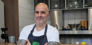 Currywurst-Kampf in Essen: Ruhrpott oder Berlin? Fleischermeister Frank Zech betreibt einen Kultimbiss. Foto: Pia Bierschbach
