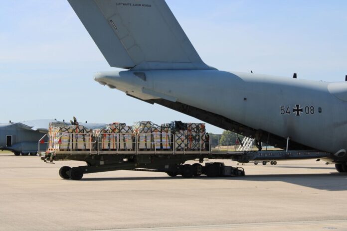 Hilfsflugzeuge nach Erdbeben in Venezuela Ein erstes Flugzeug wurde mit Hilfsmaterial und Technik beladen.