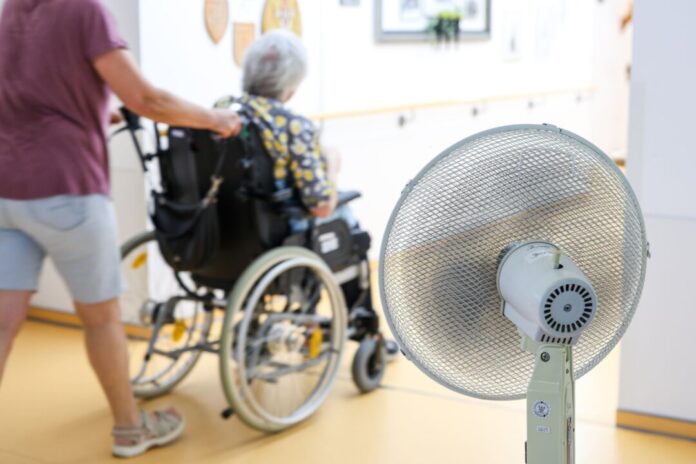 Ältere Menschen leiden unter hohen Temperaturen Der Blick auf den Wetterbericht besorgt Bewohner und Personal von Alten- und Pflegeheimen - viele Einrichtungen sind für die Hitze nicht technisch ausgestattet.