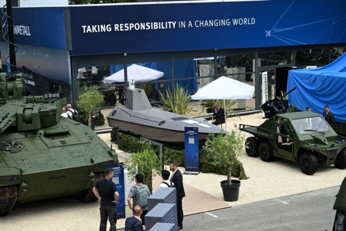 Rheinmetall-Drohnenboot Blick auf den Rheinmetall-Messestand bei der Eurosatory - es waren nicht nur Panzer und andere Militärfahrzeuge zu sehen, sondern auch ein kleines Schiff, und zwar ein Drohnenboot.