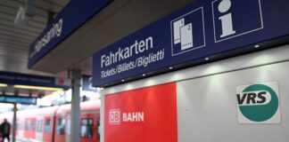 Nahverkehr: Tarifgrenze zwischen Köln und Aachen fällt Ein Logo des Verkehrsverbundes Rhein-Sieg klebt an einem Fahrkartenautomaten. (Archivbild)