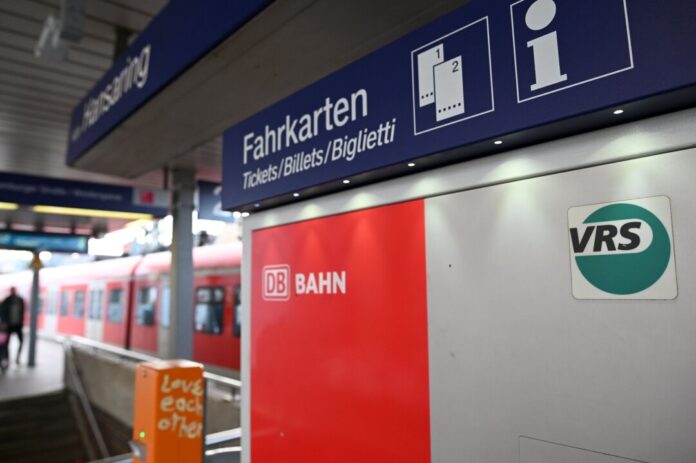 Verkehrsverbund Rhein-Sieg Ein Logo des Verkehrsverbundes Rhein-Sieg klebt an einem Fahrkartenautomaten. (Archivbild)